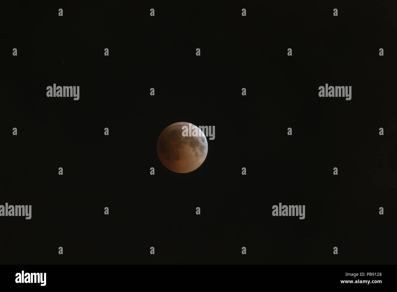 Dubaï, Émirats arabes unis. 27 juin 2018. La Lune commence à devenir rouge et vu entre les nuages, éclipse lunaire totale, 27 juin 2018, DUBAÏ, ÉMIRATS ARABES UNIS Crédit : David GABIS/Alamy Live News Banque D'Images