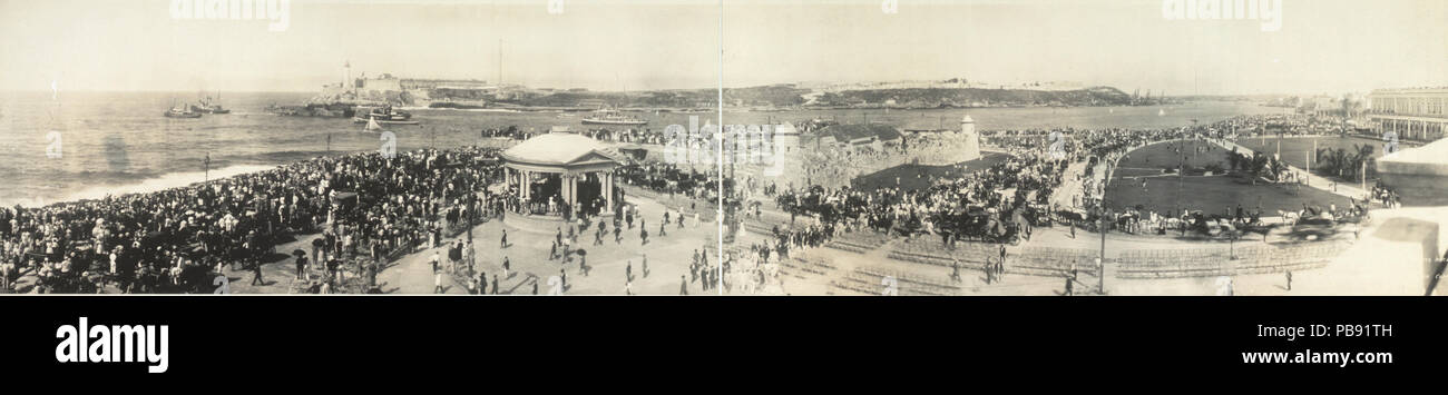 1166 Vue panoramique sur le port de La Havane montrant l'épave de l'USS Maine remorqué vers la mer - 1913-03-16 Banque D'Images