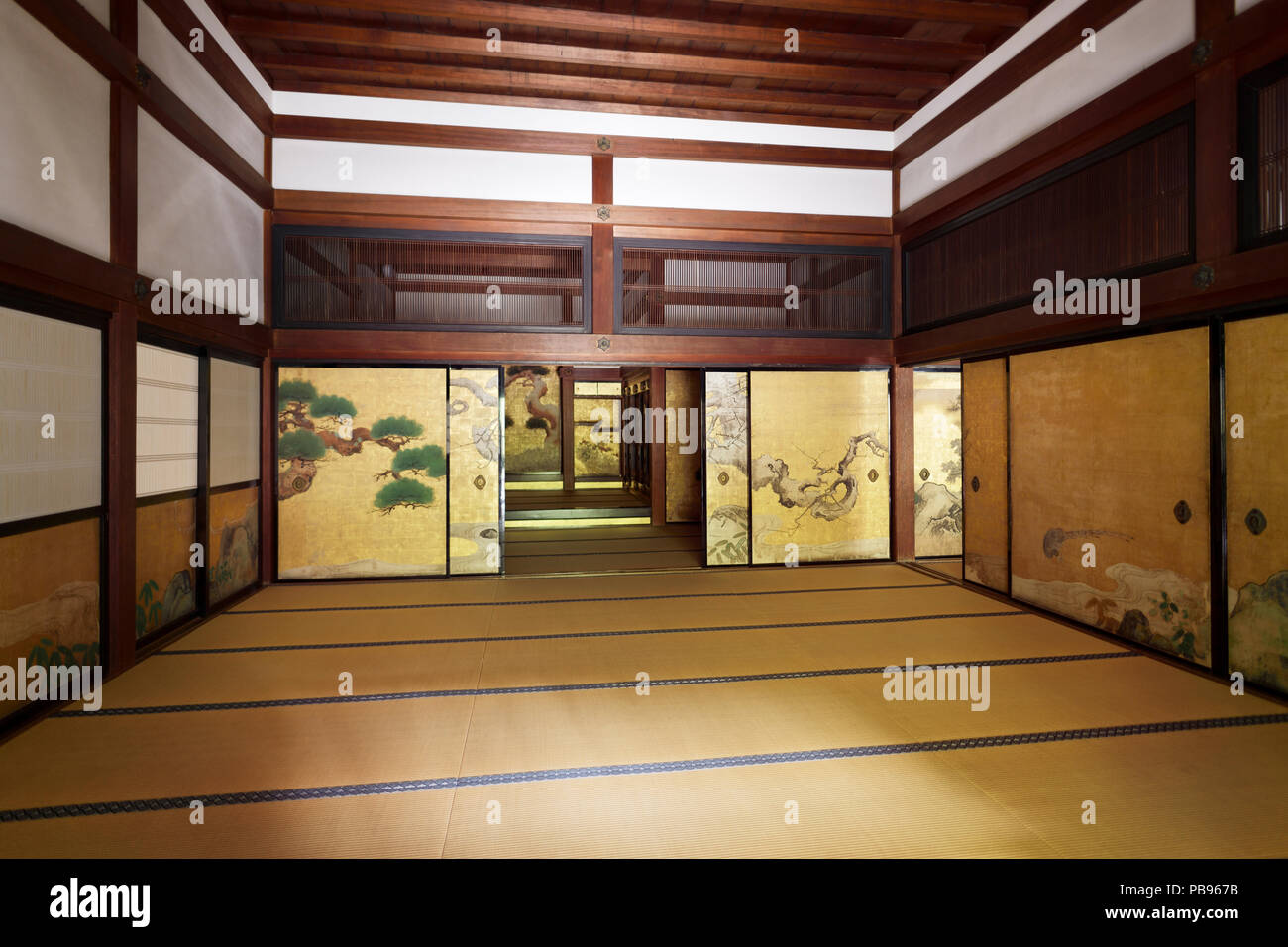 Chambre traditionnelle japonaise avec portes coulissantes d'intérieur peint et tatami à l'intérieur du hall principal de Konchi-in historic temple bouddhiste Nanzen-ji, co Banque D'Images