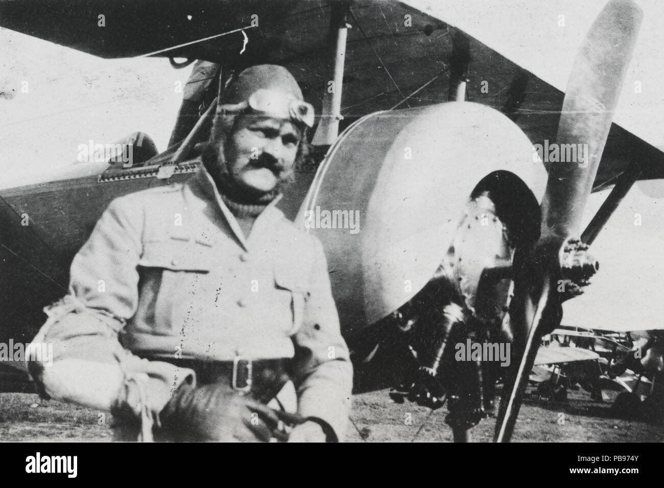 1859 William Thaw, bras droit dans le plâtre, membre de l'escadrille Lafayette se trouve en face d'un Nieuport XVI Banque D'Images