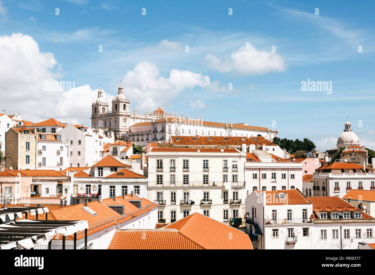 Belle vue de Lisbonne au Portugal. L'une des plus belles villes d'Europe. Maisons traditionnelles avec un toit jaune contre le ciel bleu. Banque D'Images
