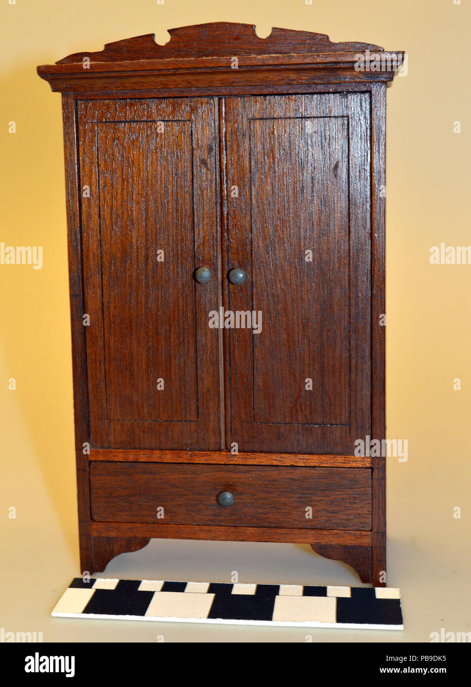 Armoire en bois de 1868 de la maison de Pauline Reinhard Photo Stock - Alamy