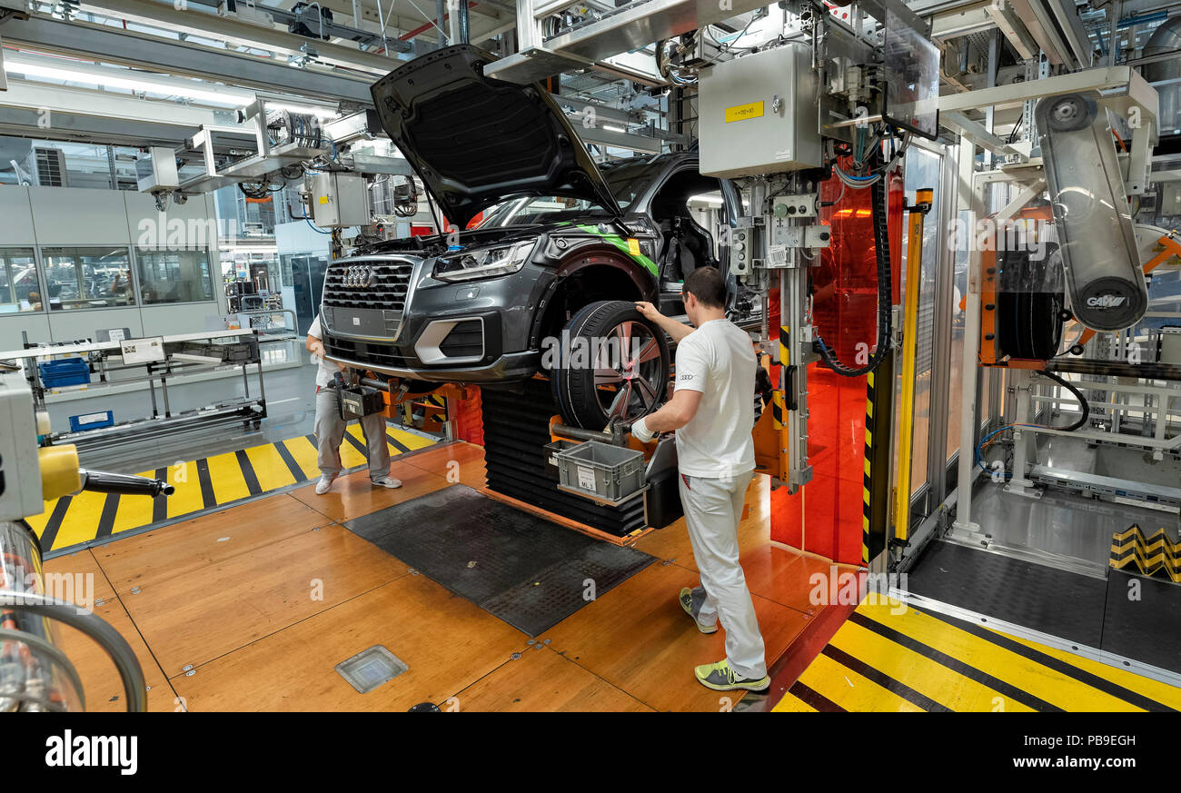 L'installation des roues sur la ligne d'assemblage pour Audi Q2 à l'usine Audi à Ingolstadt, en Bavière, Allemagne Banque D'Images