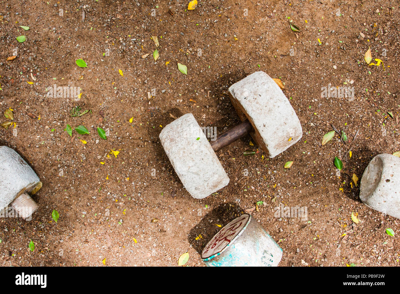 Haltère de béton sur le sol Photo Stock - Alamy