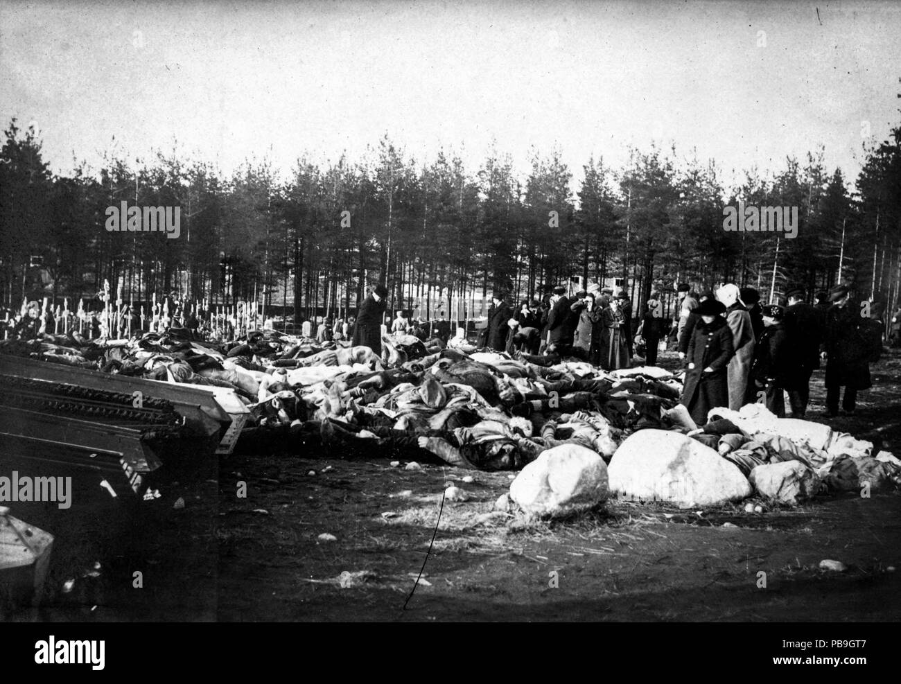 CC-BY, Vapriikin kuvat Tampere 1918 kuva-arkisto. Guerre civile finlandaise 1918 Photo : Musée Centre Vapriikki Photos Archives. 1134 yrittävät tunnistaa Kalevankankaan Omaiset hautausmaalla taistelun ruumiita Tampereen jälkeen (26365986543) Banque D'Images