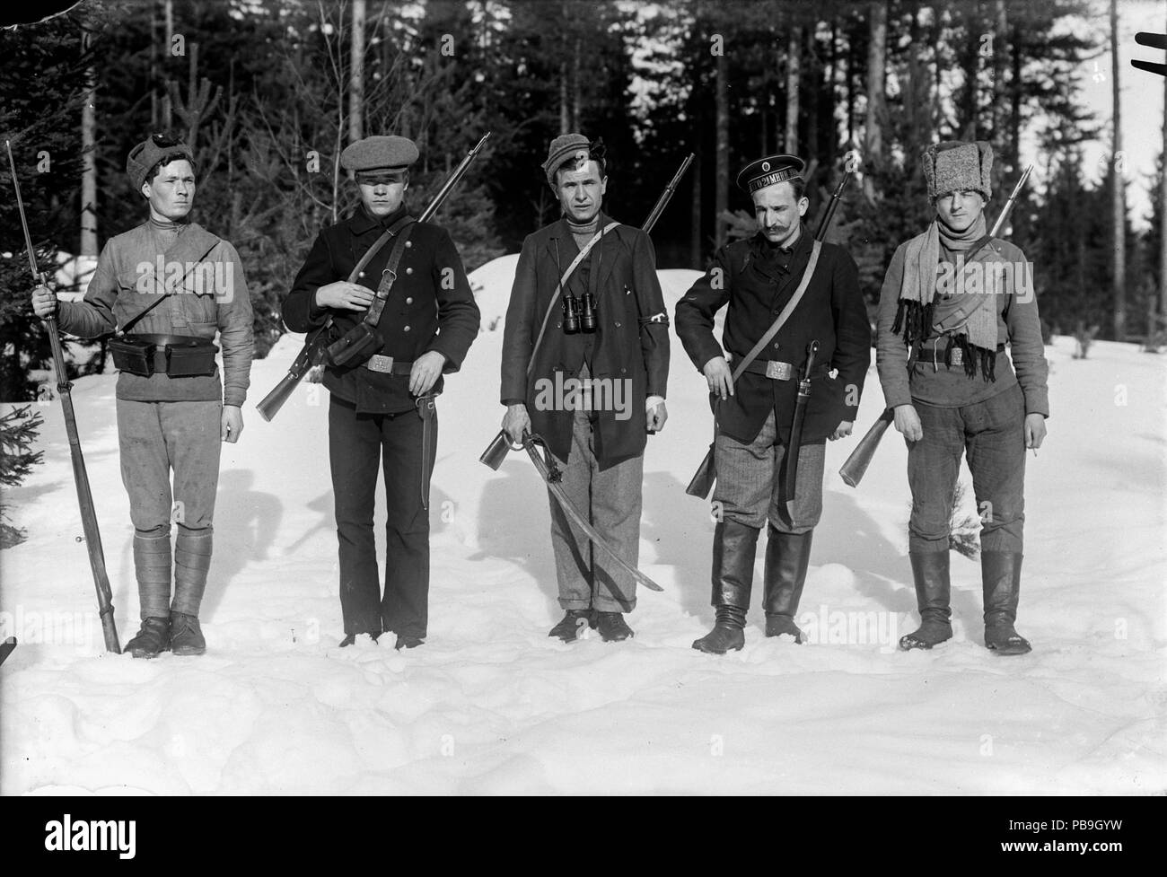 CC-BY, Vapriikin kuvat Tampere 1918 kuva-arkisto. Guerre civile finlandaise 1918 Photo : Musée Centre Vapriikki Photos Archives. 1237 Punakaartilaisia punaisten taistelevia venäläisiä ja puolella Ruovedellä (26901642391) Banque D'Images