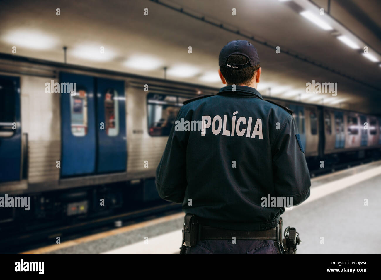 Vue depuis l'arrière d'un des gardes de la police portugaise de l'ordre public dans le métro ou métro souterrain Banque D'Images
