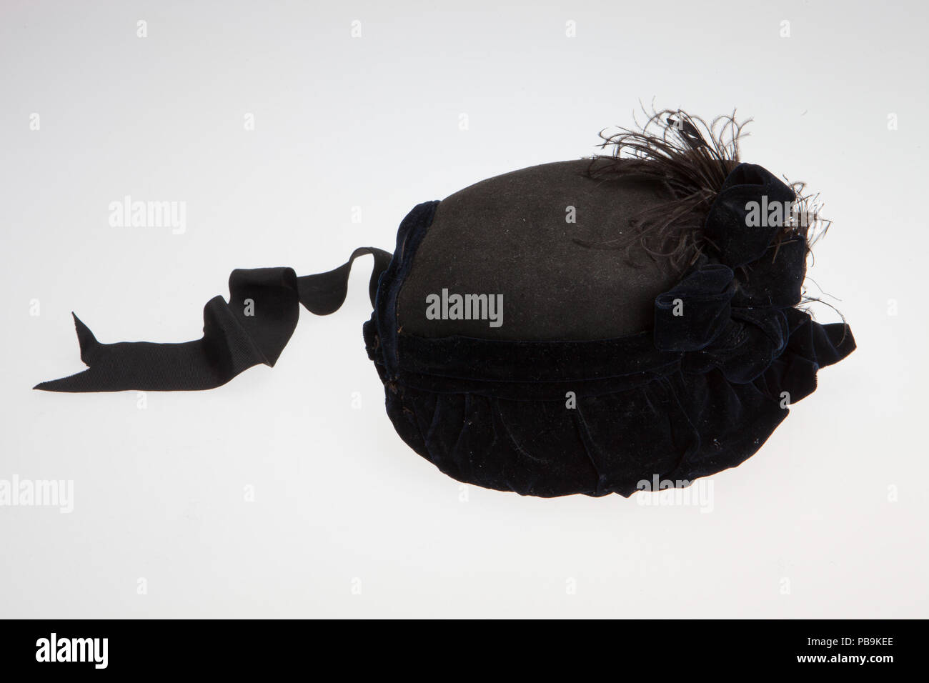 1867 Women's Black et Navy Bonnet Banque D'Images