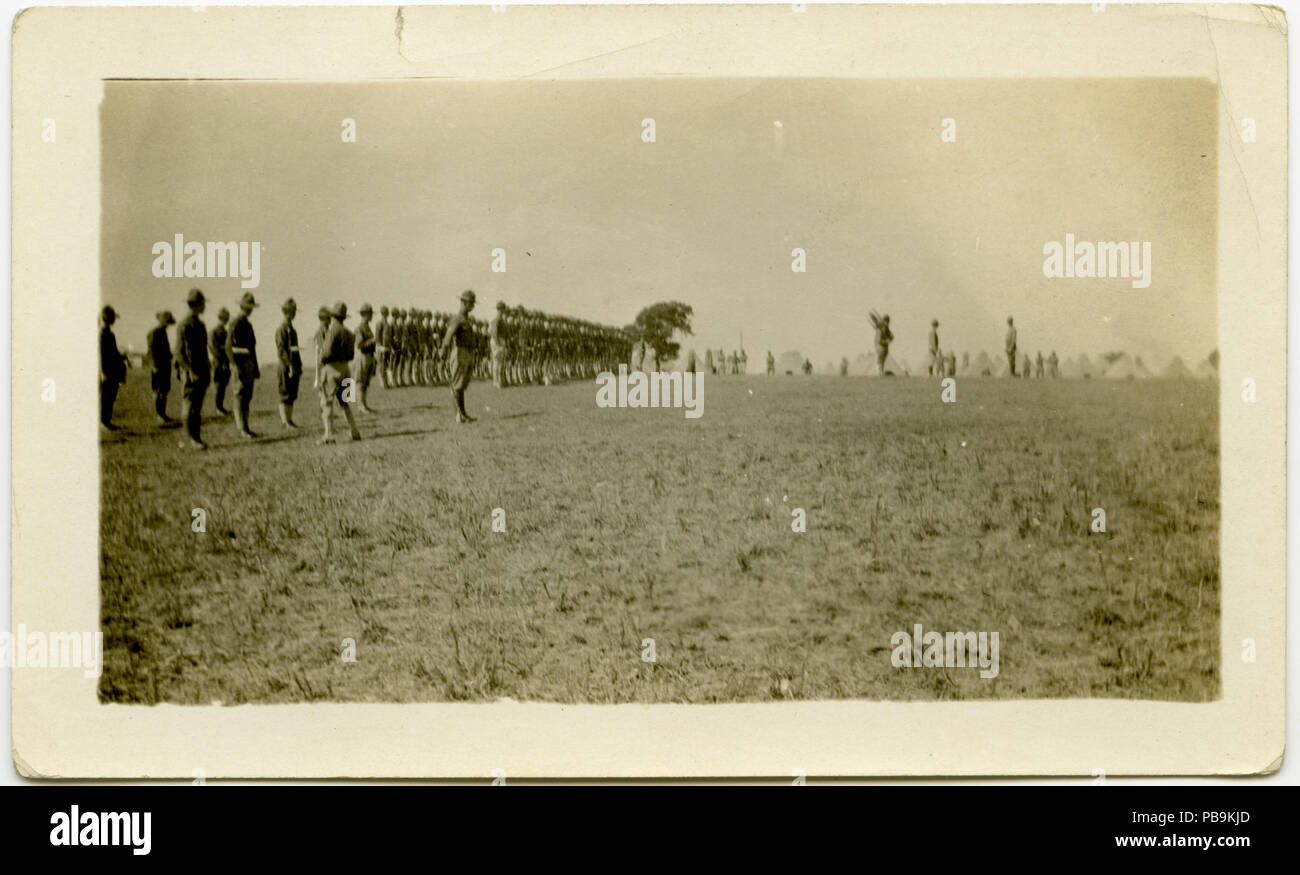 1273 lignes de soldats au garde-à-vous dans un grand champ ouvert Banque D'Images
