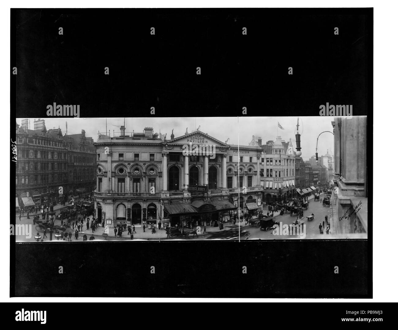 1166 Vue panoramique sur Piccidily (sic) Circus, Londres RCAC2007663149 Banque D'Images
