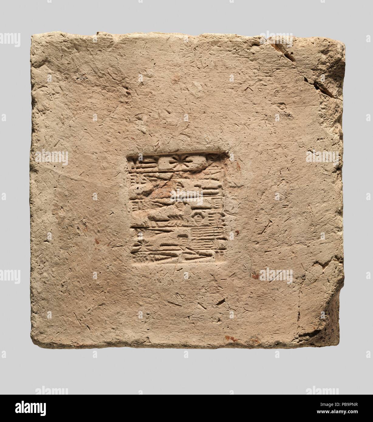 Inscrit la brique. Culture : Neo-Sumerian. Dimensions : 30,9 x 31,4 brique : x 7,5 cm (12 1/8 x 12 3/8 x 3 in.) Inscription : 11 x 9,5 cm (4 3/8 x 3 3/4 in.). Date : ca. 2112-2095 av. J.-C.. Cette brique en céramique a été retrouvé lors de fouilles à Nippour, la capitale religieuse de la mésopotamie dans le troisième et deuxième millénaires av. J.-C. au début de Nippour était à la maison à Enlil, le dieu principal du panthéon. D'autres dirigeants chinois de villes mésopotamiennes ont cherché à promouvoir leur royauté et obtenir cette grâce de Dieu par l'entretien, la réparation, et parfois la reconstruction de son temple, l'Ekur. La réparation d'un temple a créé une opportunité pour Banque D'Images
