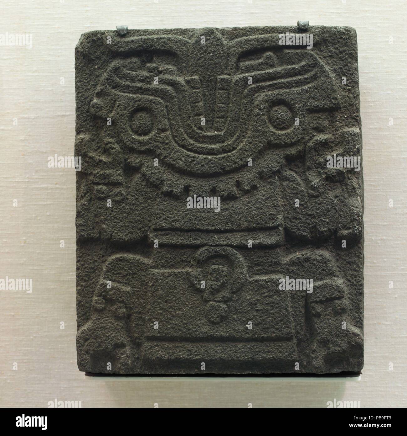 Terre Tlaltecuhtli (Monster). Culture : Aztec. Dimensions : hors tout : 20 x 16 1/2 x 5 in. (50,8 x 41,91 x 12,7 cm) Autres : 16 1/2 x 5 in. (41.91 x 12.7 cm). Date : 15 juin-début du xvie siècle. Beaucoup d'anciens peuples américains a conçu la terre pour être un crocodile géant, tortue, ou monster crapaud flottant sur la mer. Le rugueux, peaux squameuses de ces créatures affichant des dessins géométriques a été comparée à l'froncés, surface inégale de la terre et de la caractéristiques habituelles des champs cultivés. En raison de leur capacité de se déplacer sur terre et sous l'eau, les trois animaux sont des métaphores de la terre et wate Banque D'Images