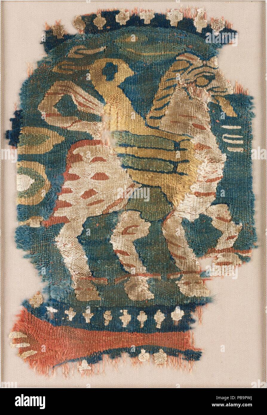 Cocarde avec cheval ailé. Dimensions : Textile : L. 10 1/2 in. (26,7 cm) W. 7 1/4 in. (18.4 cm) : Montage L. 22 1/2 in. (57,2 cm) 16 1/2 in. W. (41,9 cm). Date : 9ème siècle. Musée : Metropolitan Museum of Art, New York, USA. Banque D'Images