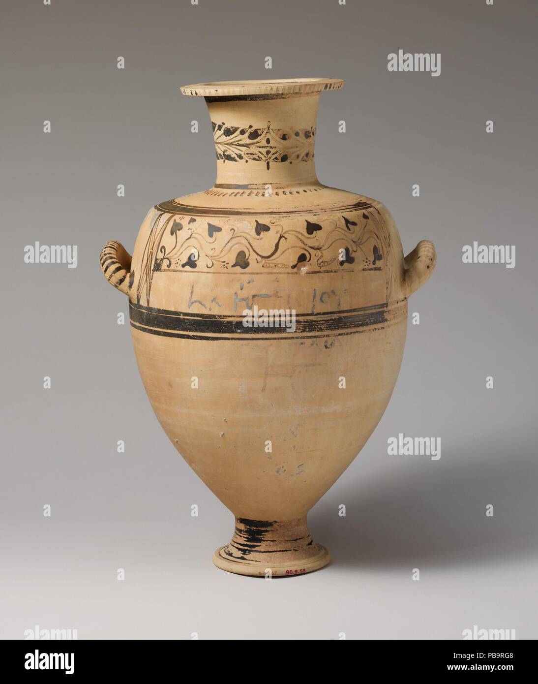 Hadra en terre cuite (hydria pot d'eau). Culture : le grec, l'époque ptolémaïque, crétois. Dimensions : h. En 18. (45,7 cm) ; d. 10 7/8 in. (27,6 cm). Date : 227 av. inscrit sur 'avers par Sarapion ; année 20 ; Hegesias fils de Aglophanes» inscrit au verso '[Hegesias fils d'Aglophanes ] de Keos ; année 20 ; Apellaios" la date de ce hydria est fourni par deux inscriptions. Le nom Sarapion, un fonctionnaire de la cour de Ptolémée III (246-221 avant J.-C.), qui a supervisé les funérailles de ceux qui sont décédés pendant les visites d'Alexandrie, et la lettre grecque 'Kappa' qui correspond au numéro 20 et indique t Banque D'Images