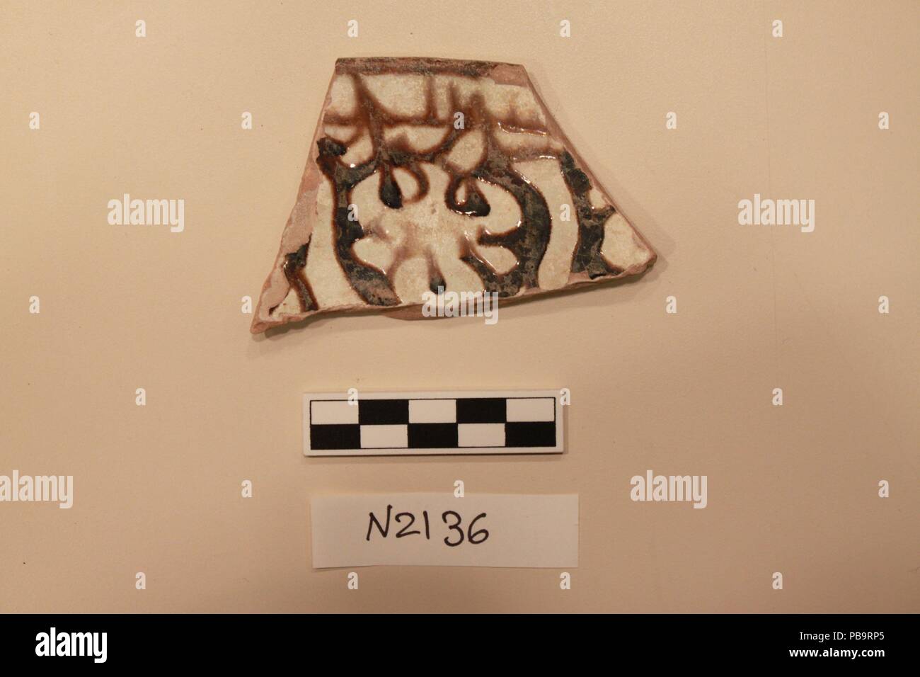 Fragment de céramique. Dimensions : D. H. 15cm x 4.3cm. Date : 8ème et 12ème siècle. Musée : Metropolitan Museum of Art, New York, USA. Banque D'Images