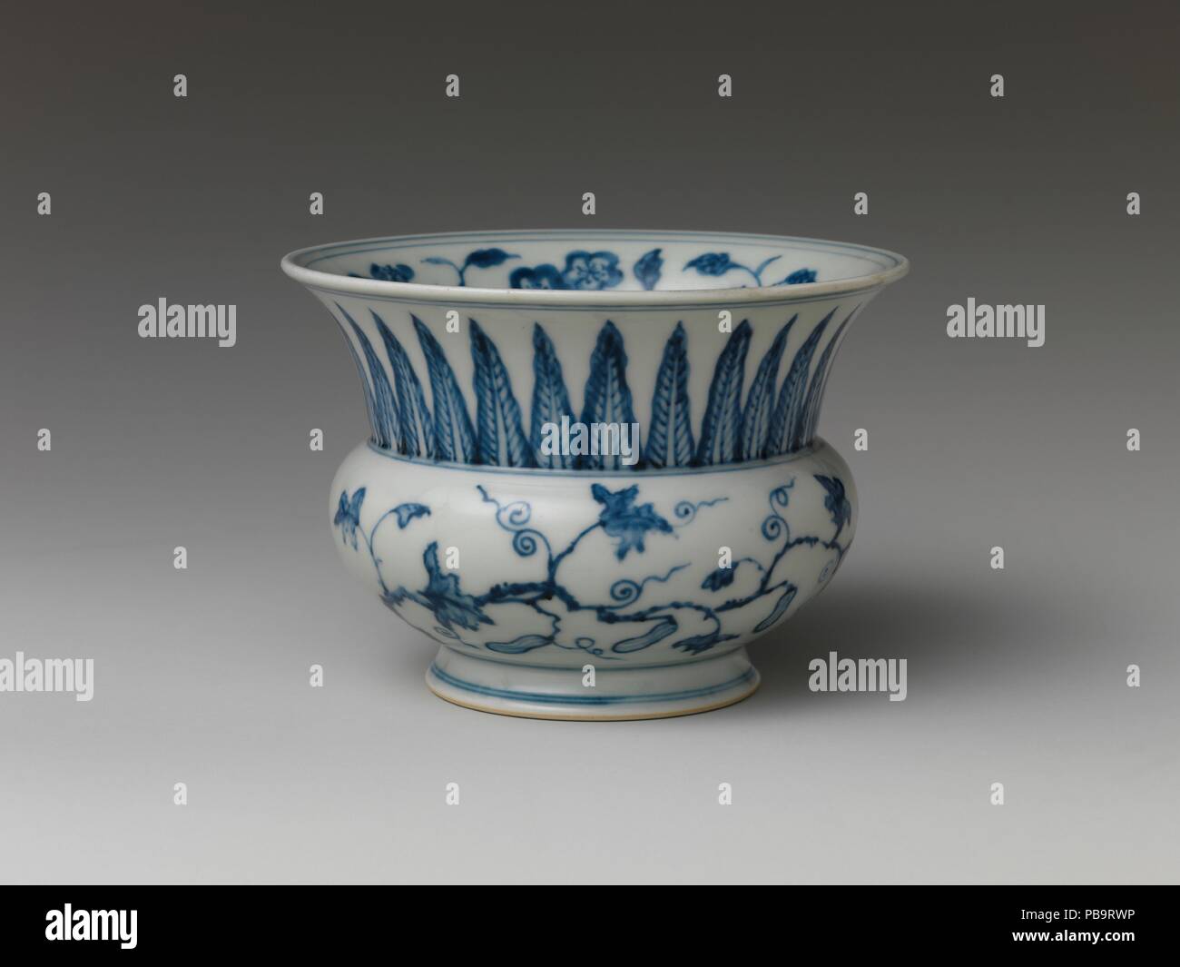 Pot avec Scrolling vigne et les gourdes. Culture : la Chine. Dimensions : H. 3 1/2 in. (8,9 cm) ; Diam. de la jante 5 1/4 in. (13,3 cm) ; Diam. de 2 7/8 po. (13,3 cm). Date : 15ème-16ème siècle. Bocaux dans cette forme, qui ont été utilisés pour maintenir des slops, sont souvent appelés bocaux leys, après le terme néerlandais pour de tels navires. Cette forme est souvent trouvés dans la céramique chinoise après le début du 16e siècle ; cependant, la qualité de la porcelaine utilisée ici suggère qu'il pourrait avoir été faite un peu plus tôt. Musée : Metropolitan Museum of Art, New York, USA. Banque D'Images