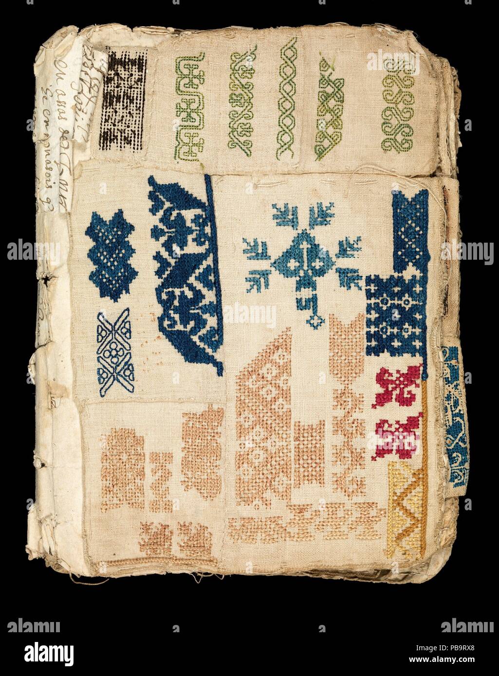 Livret de broderie et drawnwork. Culture : probablement le portugais. Dimensions : 8 x 6 in. (20.3 x 15.2cm). Date : début du 17e siècle. À un moment donné assez tôt dans son histoire, les nombreuses petites pièces de tissu inclus dans cette brochure ont été cousu ensemble et faiblement liés, pour créer une sorte de couleur et monochrome glossaire des modèles ajourés. La présence de morceaux de cuir, de soie et de papier d'écriture avec texte portugais ont été employées pour stabiliser les pages. Le recyclage des matériaux et la nature compacte de la brochure tous que c'est un ouvrage de référence purement pratique à un professionnel se Banque D'Images