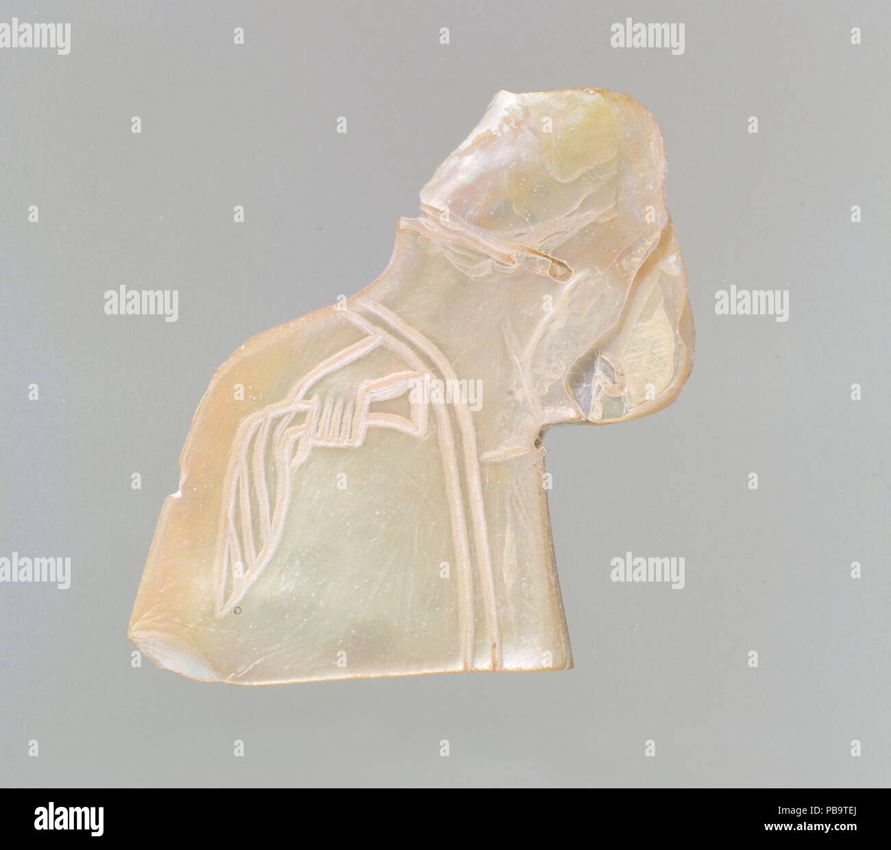 Inlay : Scène du banquet avec un personnage assis tenant une palme. Culture : l'époque sumérienne. Dimensions : 1,97 x 2,05 in. (5 x 5,21 cm). Date : ca. 2600-2500 av. J.-C.. Cette plaque est coupé d'un morceau de coquille nacrée en forme de personnage assis face à la gauche, à côté de la tête, pieds et bras droit. La figure est sexe ne peut être déterminé par les caractéristiques ou les survivants par le vêtement. Le corps est entièrement couvert sauf pour la main gauche, qui détient un objet ressemblant à la direction générale, soit une palme, la date ou un accessoire, spathe comme un fouet ou voler à l'aide d'un fouet. Une bordure décorative marquée par deux lignes incisées fonctionne à partir de Banque D'Images