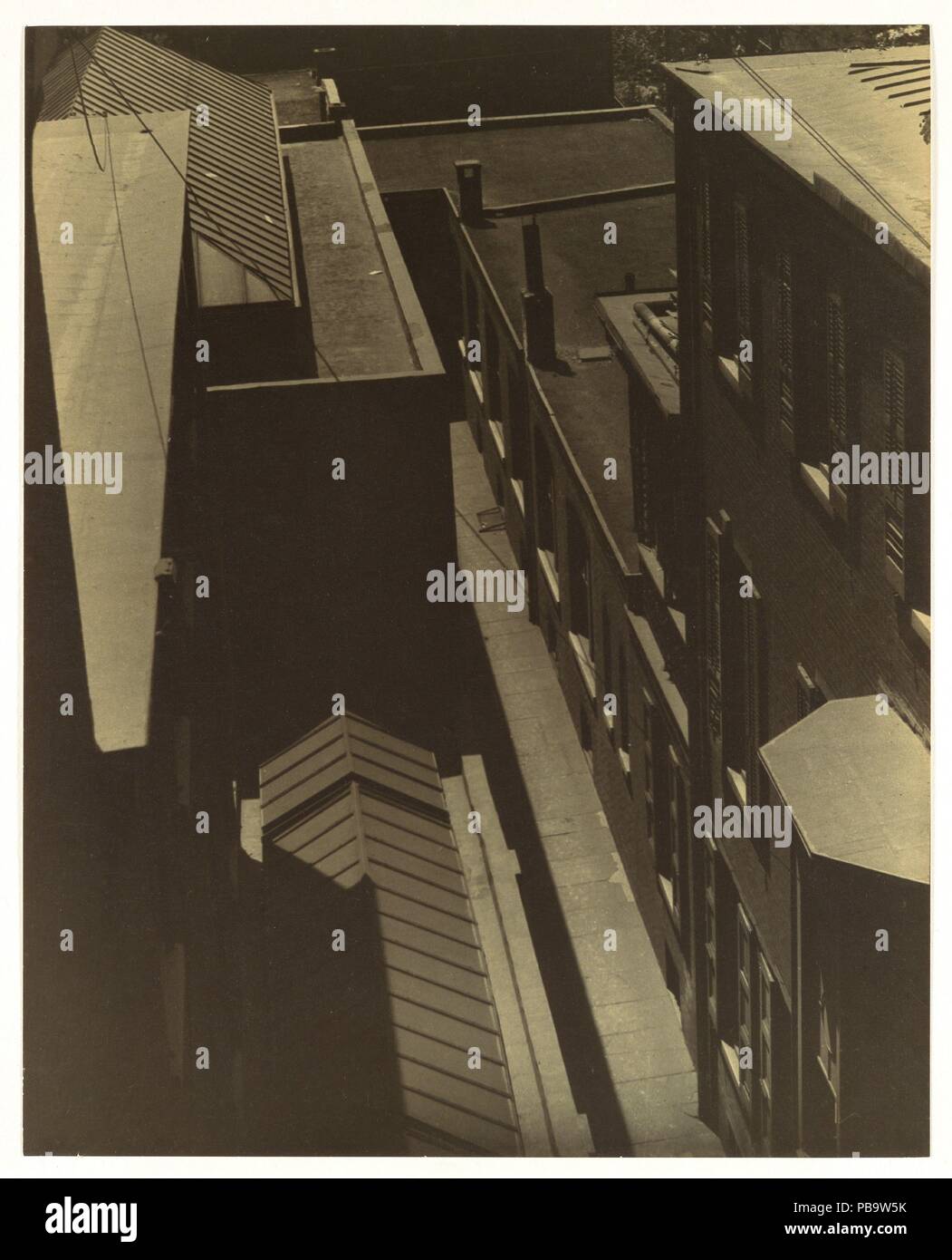 [Voir] d'Abri international. Artiste : Morton Schamberg (Américain, Philadelphie, Pennsylvanie 1881-1918 Philadelphie, Pennsylvanie). Dimensions : 23,7 x 19,0 cm (9 5/16 x 7 1/2 in.). Date : 1917. S'il n'est mort de la grippe en 1918, Schamberg probable serait resté l'un des meilleurs peintres d'avant-garde et les photographes de sa génération en Amérique. Il a compris les leçons du cubisme à travers ses contacts avec les cercles Arensberg et Stieglitz, et dans les photos comme celle-ci il a démontré son habileté application des nouvelles expressions artistiques. Après avoir atteint un point de près de l'abstraction pure dans son Banque D'Images