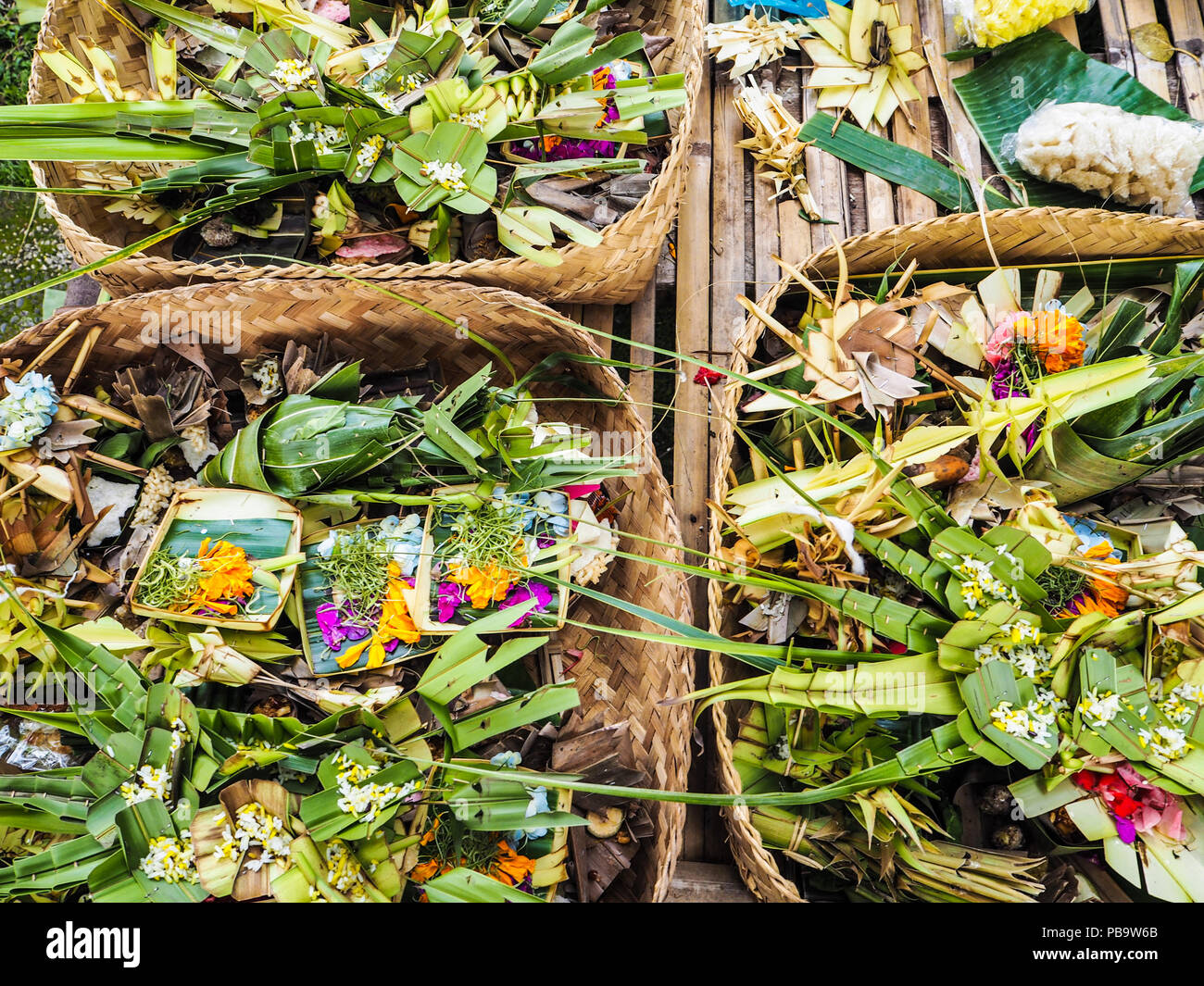 De nombreux canang sari entassés dans de grands paniers prêts à être utilisés au cours de Bali, Nyepi Banque D'Images