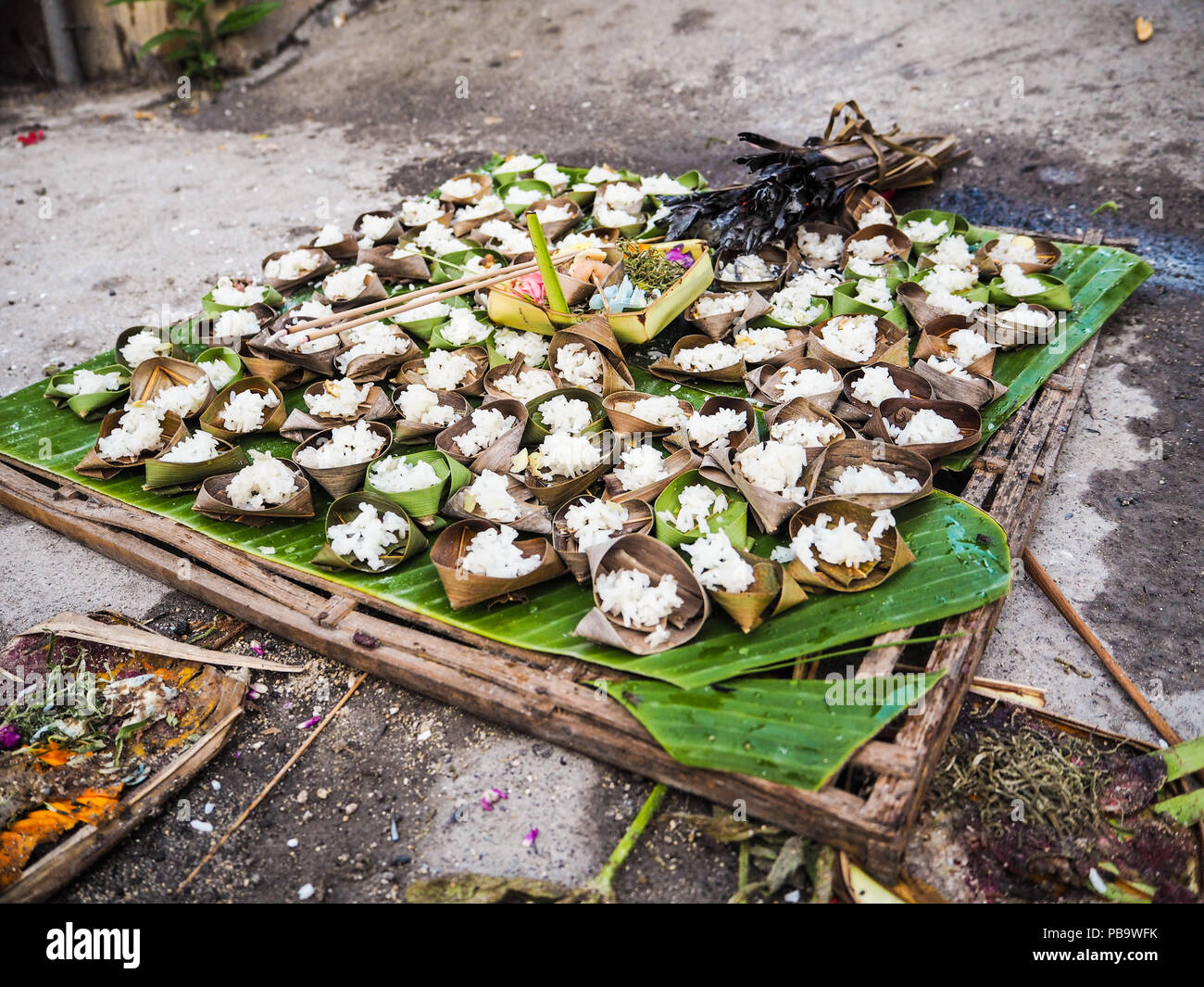 Grand panier avec de petites offrandes de riz placé à l'avant d'une maison à Saka au cours de la Saint-Sylvestre, Nusa Lembongan Nyepi, Bali, Indonésie Banque D'Images