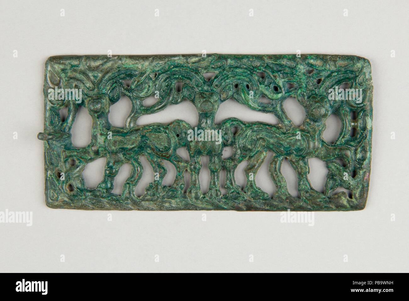 Plaque de ceinture avec trois bouquetins. Culture : le nord-ouest de la Chine. Dimensions : H. 2 5/8 in. (6,7 cm) ; O. 5 1/2 in. (13,9 cm). Date : 2e-1e siècle av. J.-C.. Musée : Metropolitan Museum of Art, New York, USA. Banque D'Images