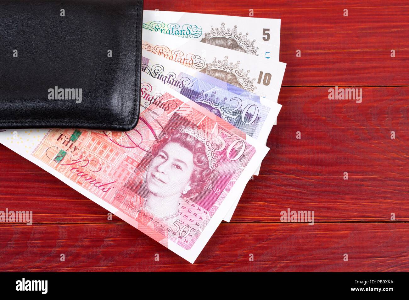 Les livres britanniques dans le portefeuille noir Banque D'Images