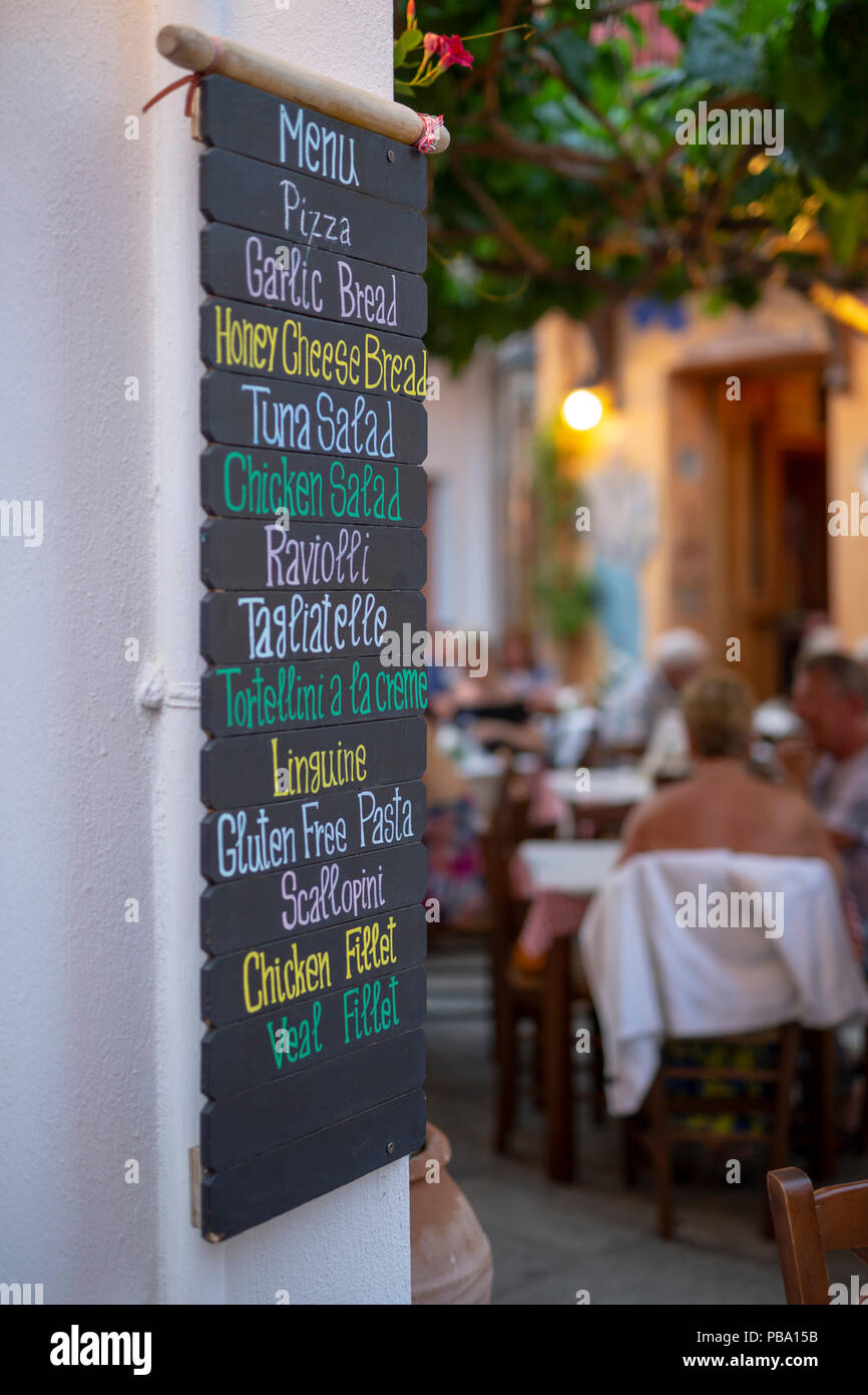 Un tableau noir utilisé comme menu, dans un restaurant italien.tables Banque D'Images Un tableau noir utilisé comme menu, dans un restaurant italien.tables Banque D'Images