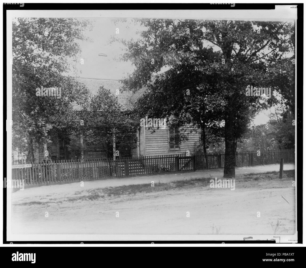 772 Chambre avec picket fence et arbres RCAC99472272 Banque D'Images