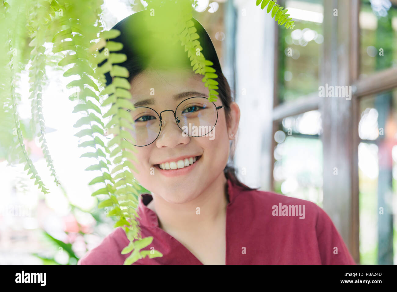 Cute Asian teen graisse sourire avec verres professionnels expression avec la bonne santé des dents blanches Banque D'Images