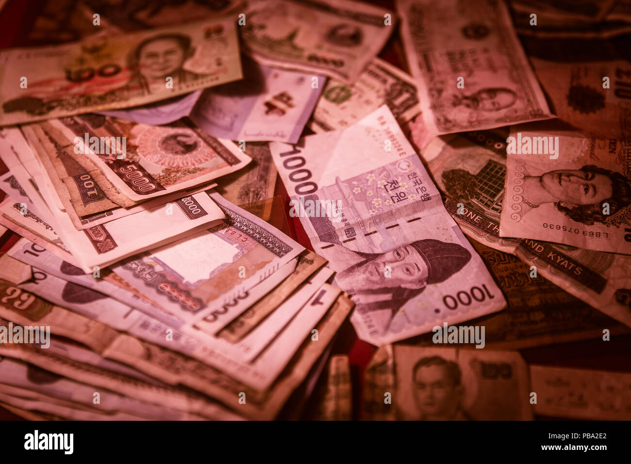 Billet de mélanger les couleurs sur rouge argent crise crise financière concept de faillite Banque D'Images