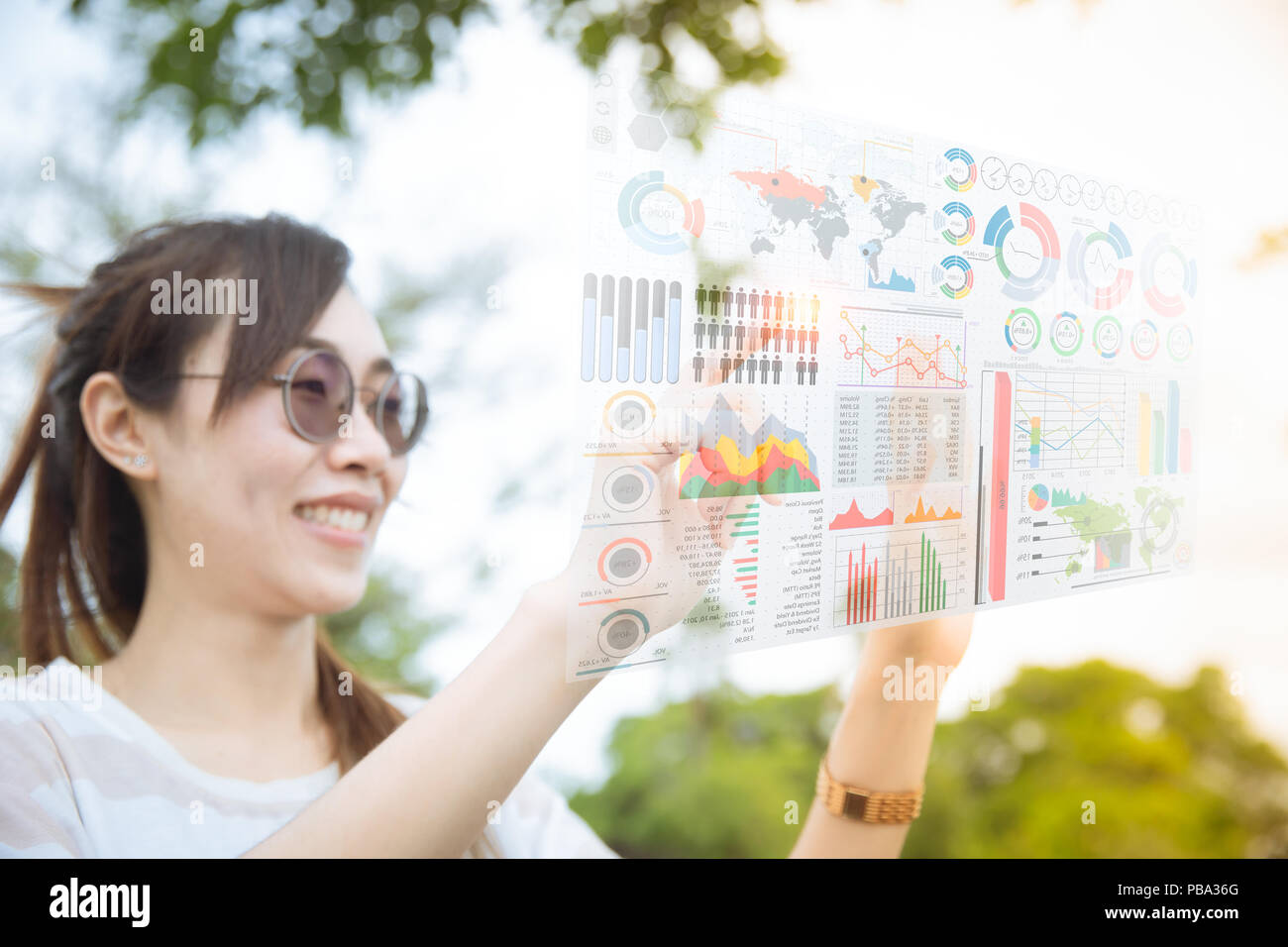 Jeune chinoise asiatique en utilisant l'avance de la technologie de l'hologramme de l'ordinateur écran d'air media mix information d'affaires données graphique outdoor Banque D'Images