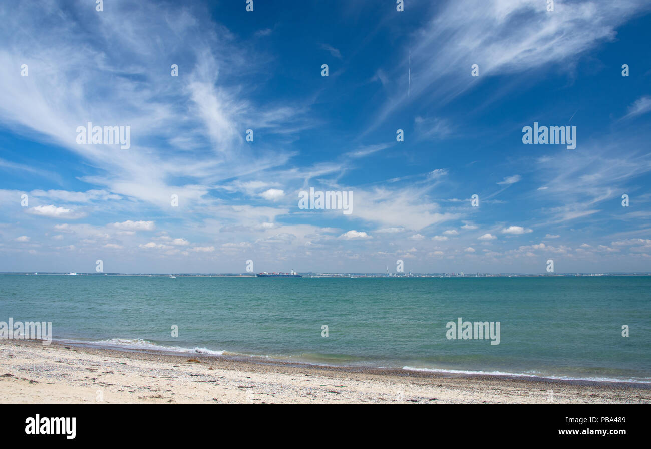 Plage de Ryde, Isle of Wight, UK contre un gros fond de ciel bleu Banque D'Images