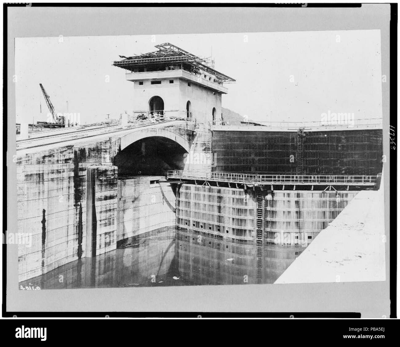 1048 Miraflores Locks montrant control house 3C17368v Banque D'Images