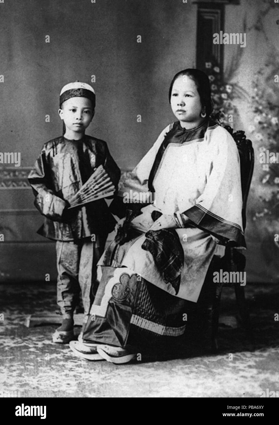 . Anglais : Photographie, Mme Wing Sing et son fils, Montréal, QC, 1890-1895, Madame Gagné, les sels d'argent sur papier monté sur carton - papier albuminé 17 x 12 cm - English : Photographie, Mme Wing Sing et son fils, Montréal, Qc, 1890-1895, Madame Gagné, sels d'argent sur papier monté sur carton - papier albuminé 17 x 12 cm - . Entre 1890 et 1895 1066 Mme Wing Sing et fils Montréal 1890 Banque D'Images