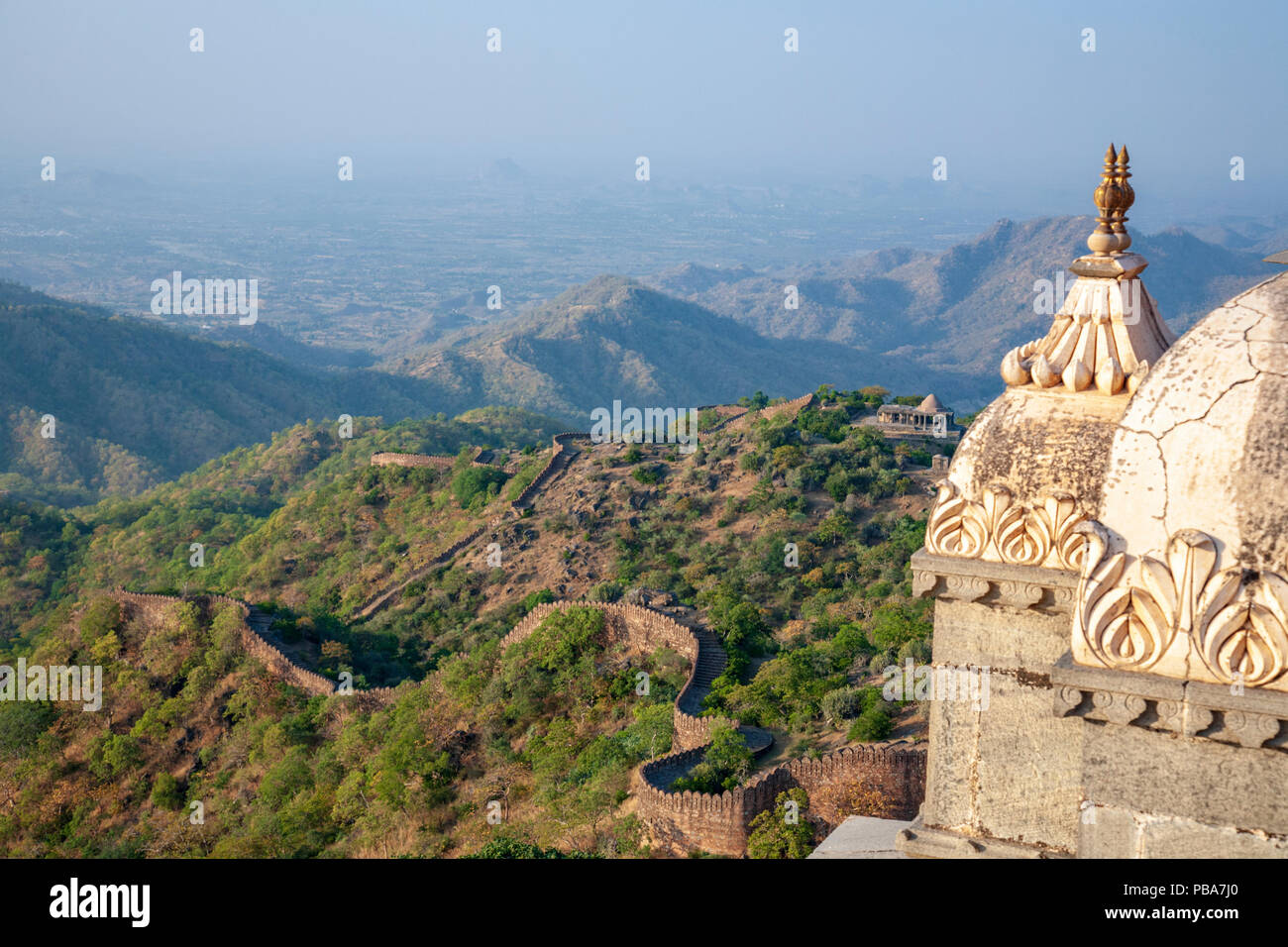 Une vue depuis le sommet du fort de Kumbhal, Udaipur, Inde Banque D'Images