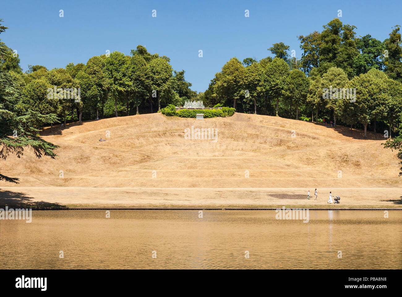 Jardin paysage Claremont amphithéâtre, d'herbe desséchée en été de 2018. Banque D'Images