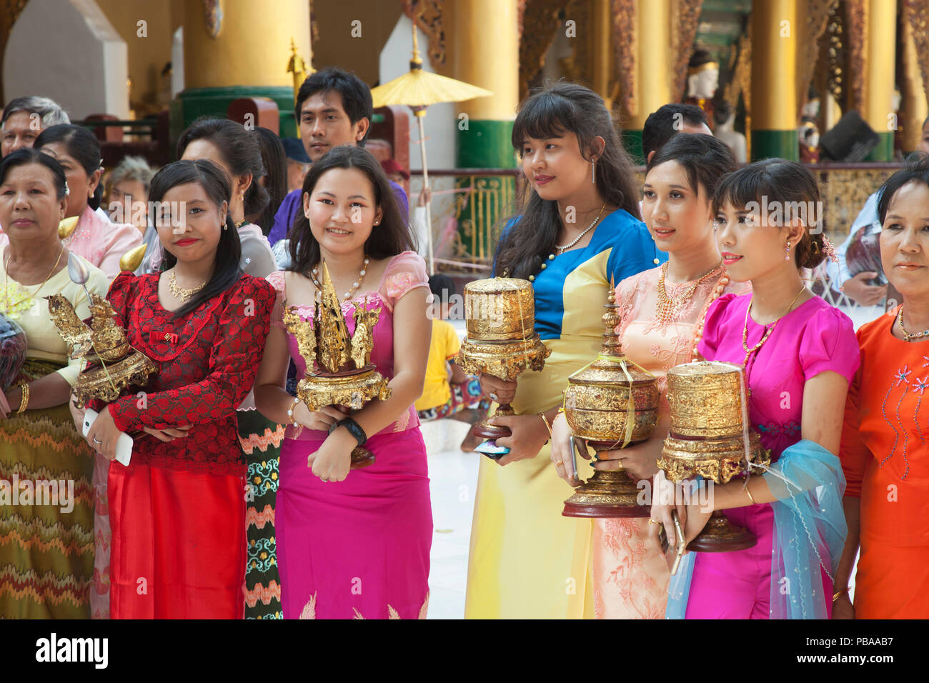 Les femmes au cours d'une célébration bouddhiste, Shwedagon pagoda, Yangon, Myanmar, en Asie Banque D'Images