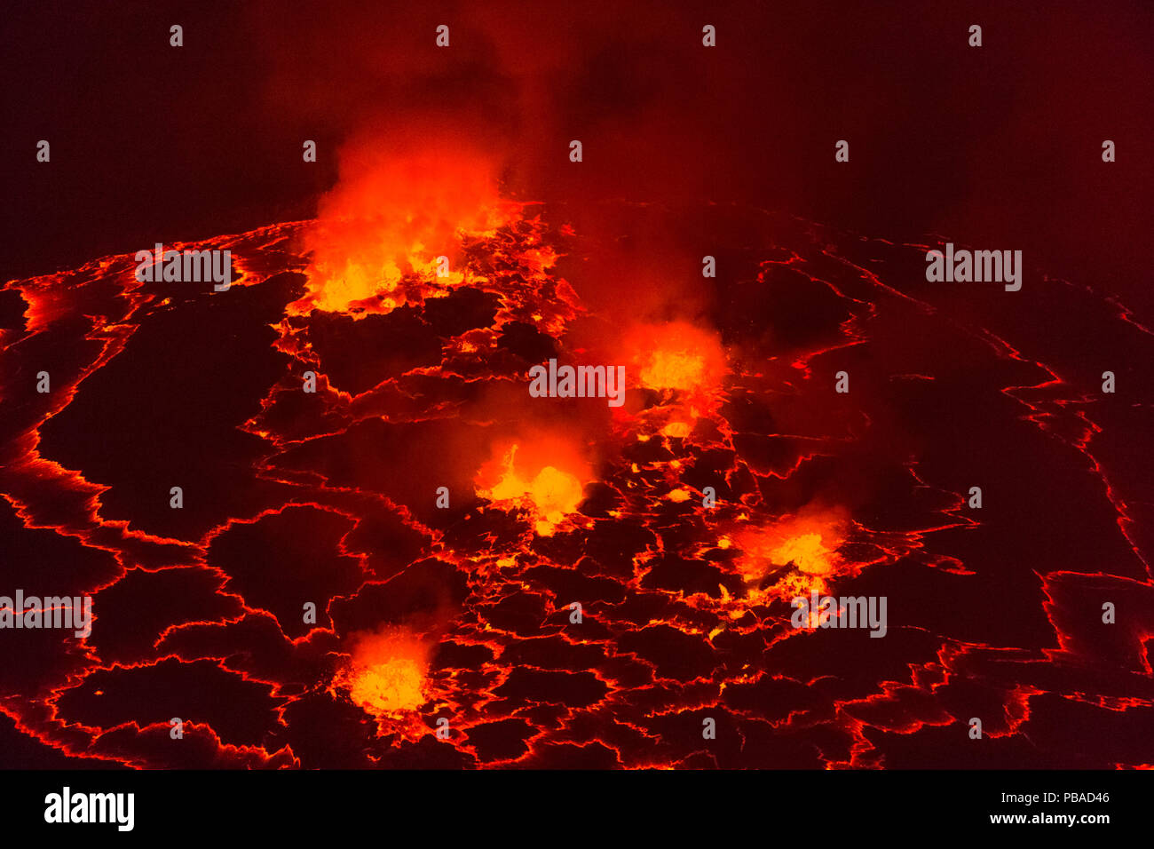 Le lac de lave dans la nuit dans le cratère du volcan Nyiragongo, le Parc National des Virunga, dans la Province du Nord Kivu, République démocratique du Congo. Septembre 2015. Banque D'Images