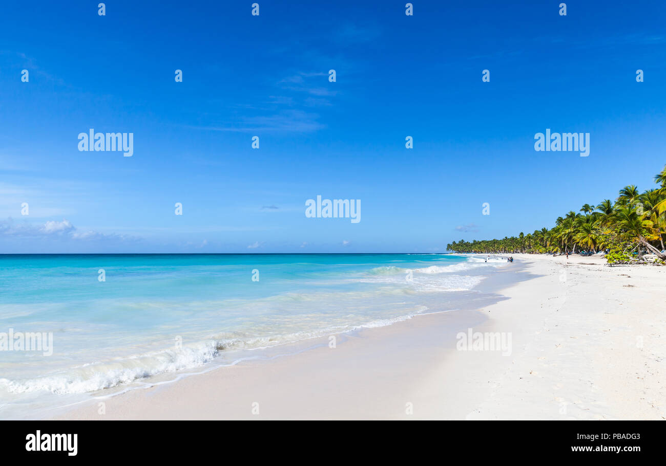 Plage de sable blanc vide paysage. Mer des Caraïbes, la République dominicaine, l'île de Saona, station touristique populaire de la côte Banque D'Images