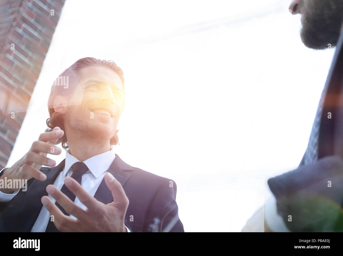 Libre.Les partenaires d'affaires de parler, assis derrière un bureau Banque D'Images