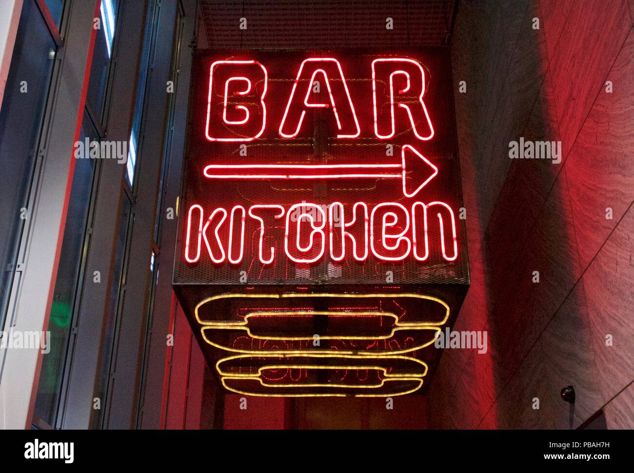 Enseigne au néon rouge disant Bar cuisine avec une flèche dirigée vers la droite Banque D'Images