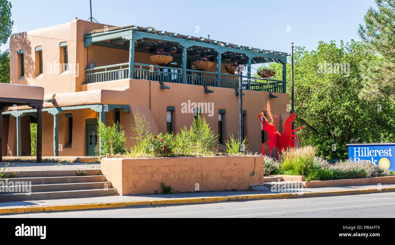 TAOS, NM, USA-8 le 18 juillet : La Banque Hillcrest à Taos, anciennement autochtones Banque mondiale, partage le sud-ouest de l'architecture Pueblo la plupart de la ville. Banque D'Images