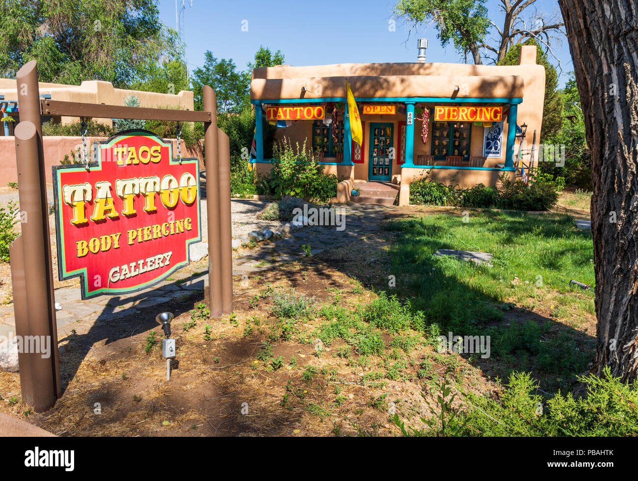 TAOS, NM, USA-7 le 18 juillet : Taos tatouage et body piercing Galerie est dans une structure traditionnelle pueblo sur le Paseo del Pueblo Norte, dans le centre-ville de Taos. Banque D'Images