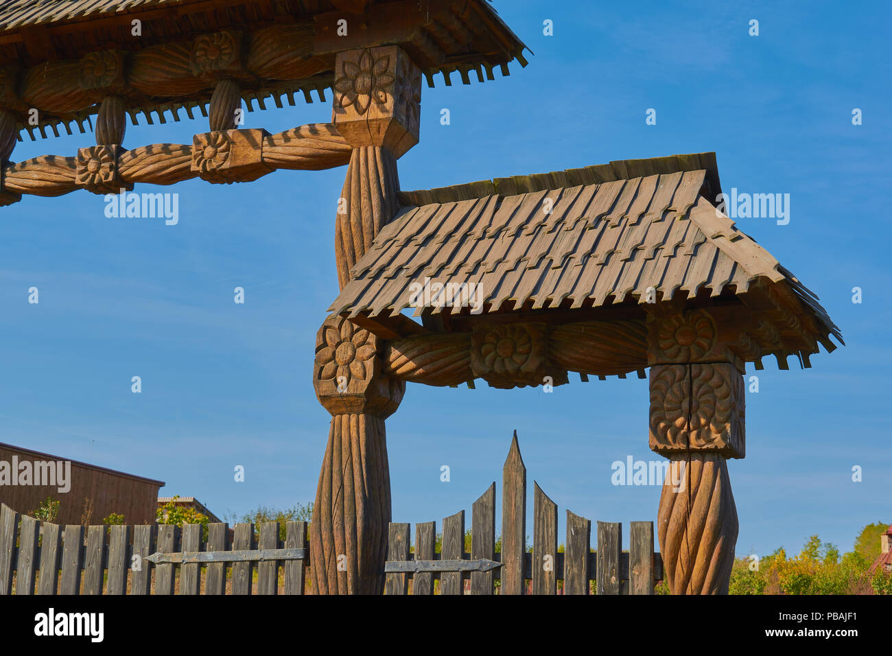 Porte en bois traditionnel roumain Banque D'Images