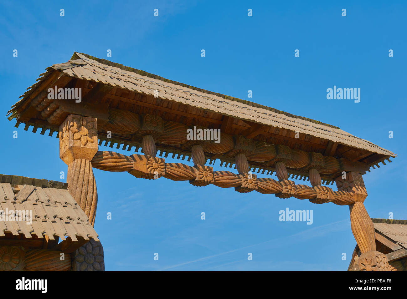 Porte en bois traditionnel roumain Banque D'Images