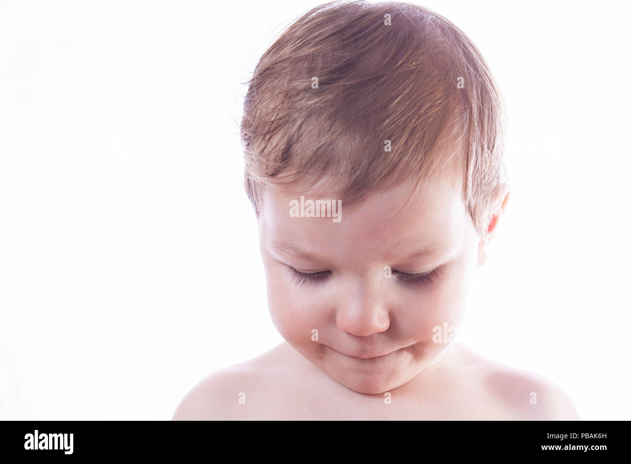 Bébé se rend compte qu'il a lui-même humide. Toilettes concept de formation. Isolated over white Banque D'Images