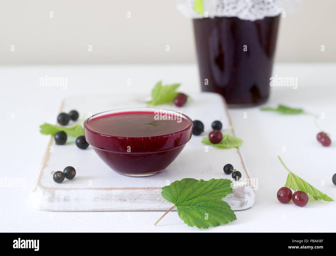 De la confiture ou de la marmelade de groseille rouge et noir et baies ...