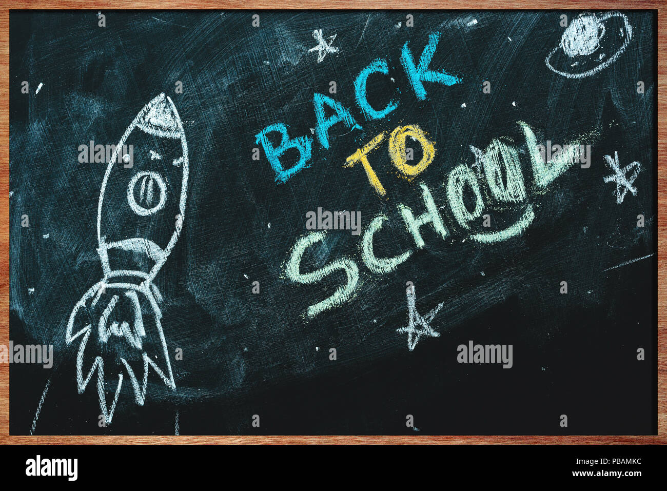 Fusée Spatiale avec les planètes et étoiles dessin sur ardoise, concept retour à l'école Banque D'Images