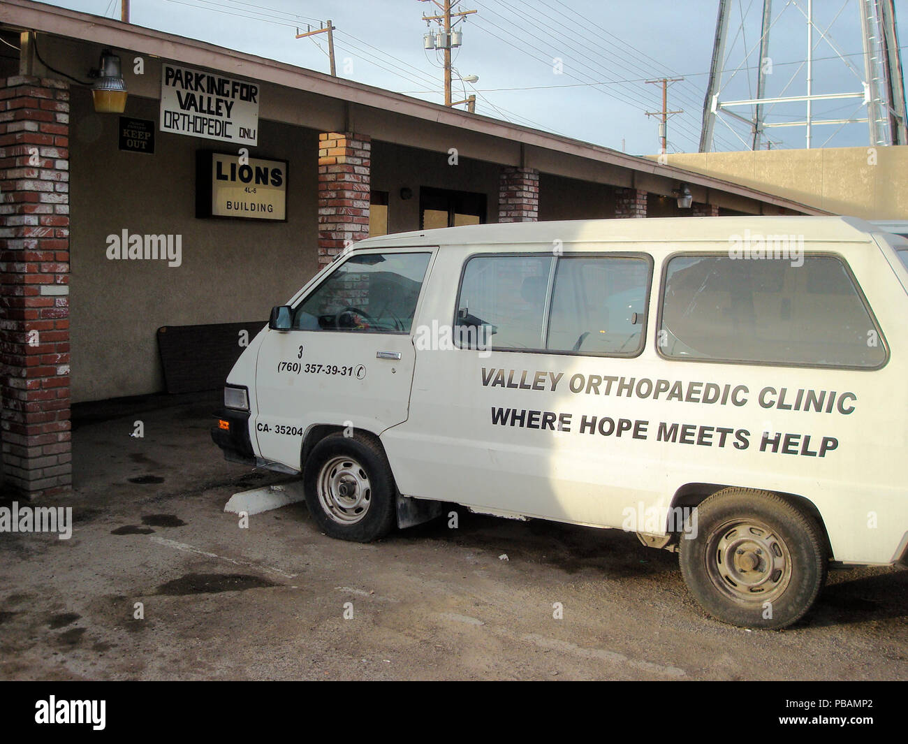 Van en face de la Clinique Orthopédique de la vallée sur Première Rue de Calexico, en Californie, aux États-Unis. Banque D'Images